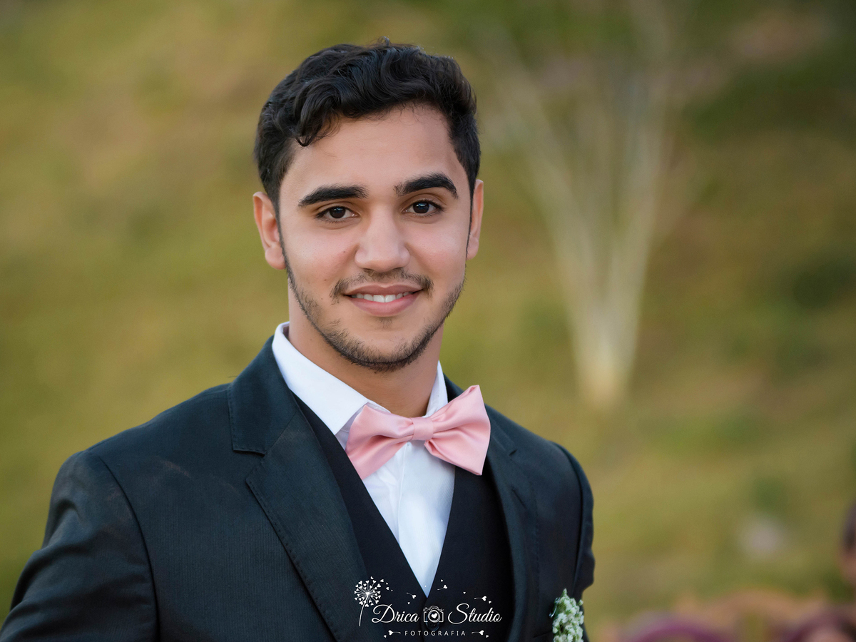 Noivo de Casamento-Casamento em Xinguara-Pará- Fotografo de Casamento- Drica Studio
 Fotografia- casamento ao ar livre- por do sol- gravata Rosa para Noivo.