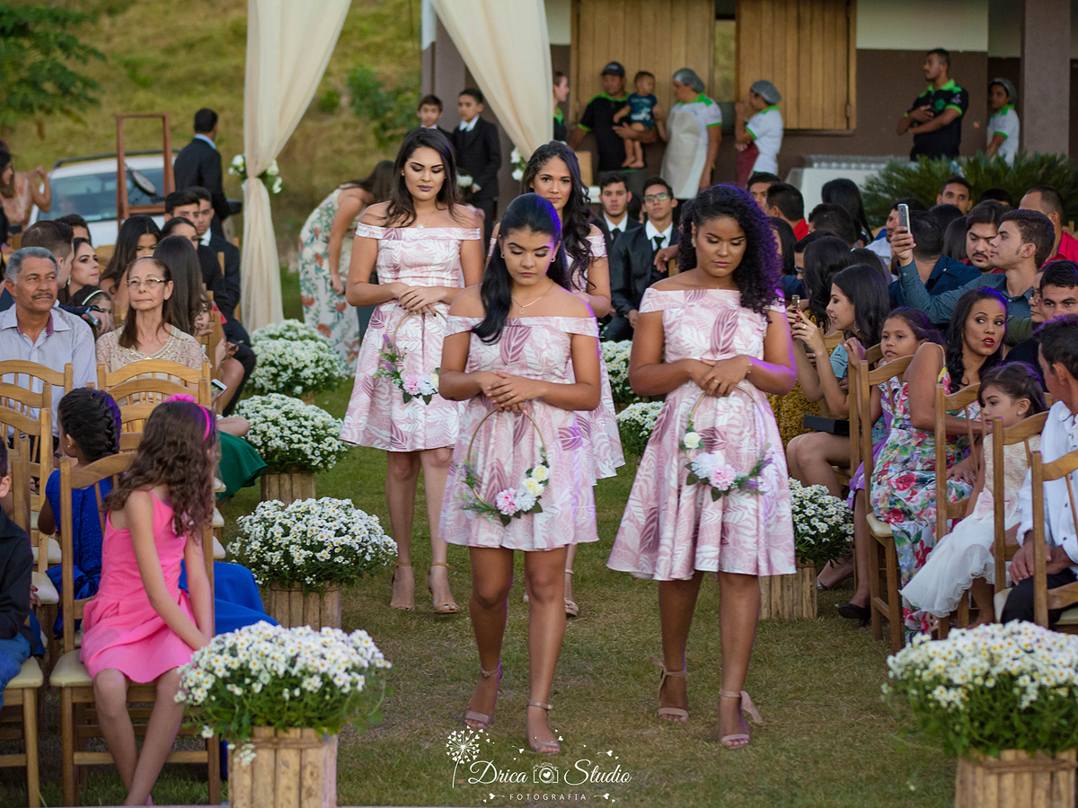 Casamento em Xinguara- Damas de honra- passarela -arranjos- entrada de casamento- casamento a luz do dia- Decoração de casamento-Pará- Fotografo de Casamento- Drica Studio Fotografia