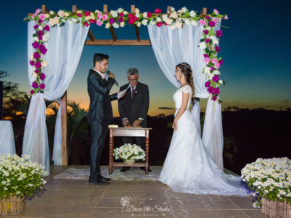 Decoração de casamento-Casamento em Xinguara-Pará- Fotografo de Casamento- Drica Studio Fotografia- Casamento perfeito- tenda com flores-casamento ao por do sol- Juramento no altar- Casal jovens- Linda Noiva- arranjo de flores-tenda de flores.
