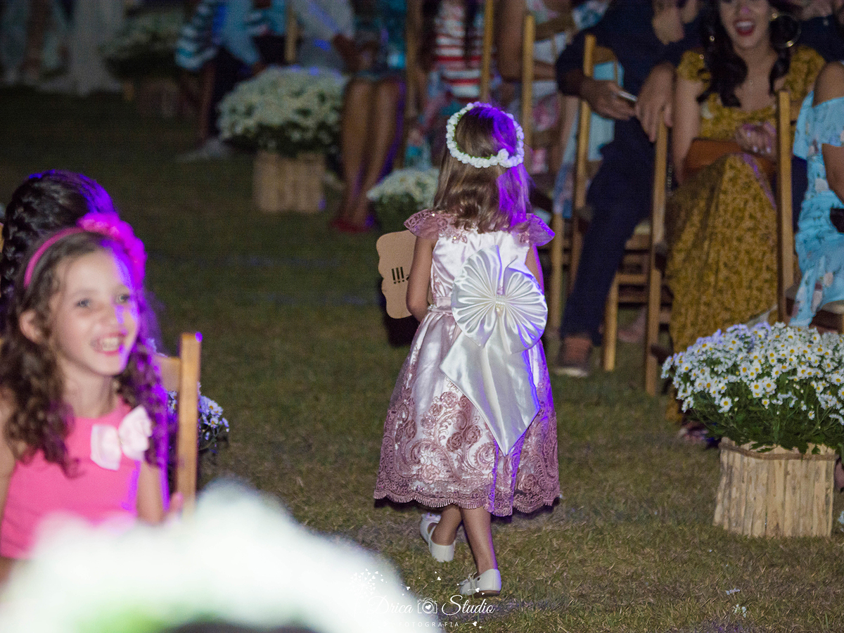 Decoração de casamento-Casamento em Xinguara-Pará- Fotografo de Casamento- Drica Studio Fotografia- dama de honra- laço das costa- dama com plaquinha- casamento ao ar livre- Fotografa em Xinguara.