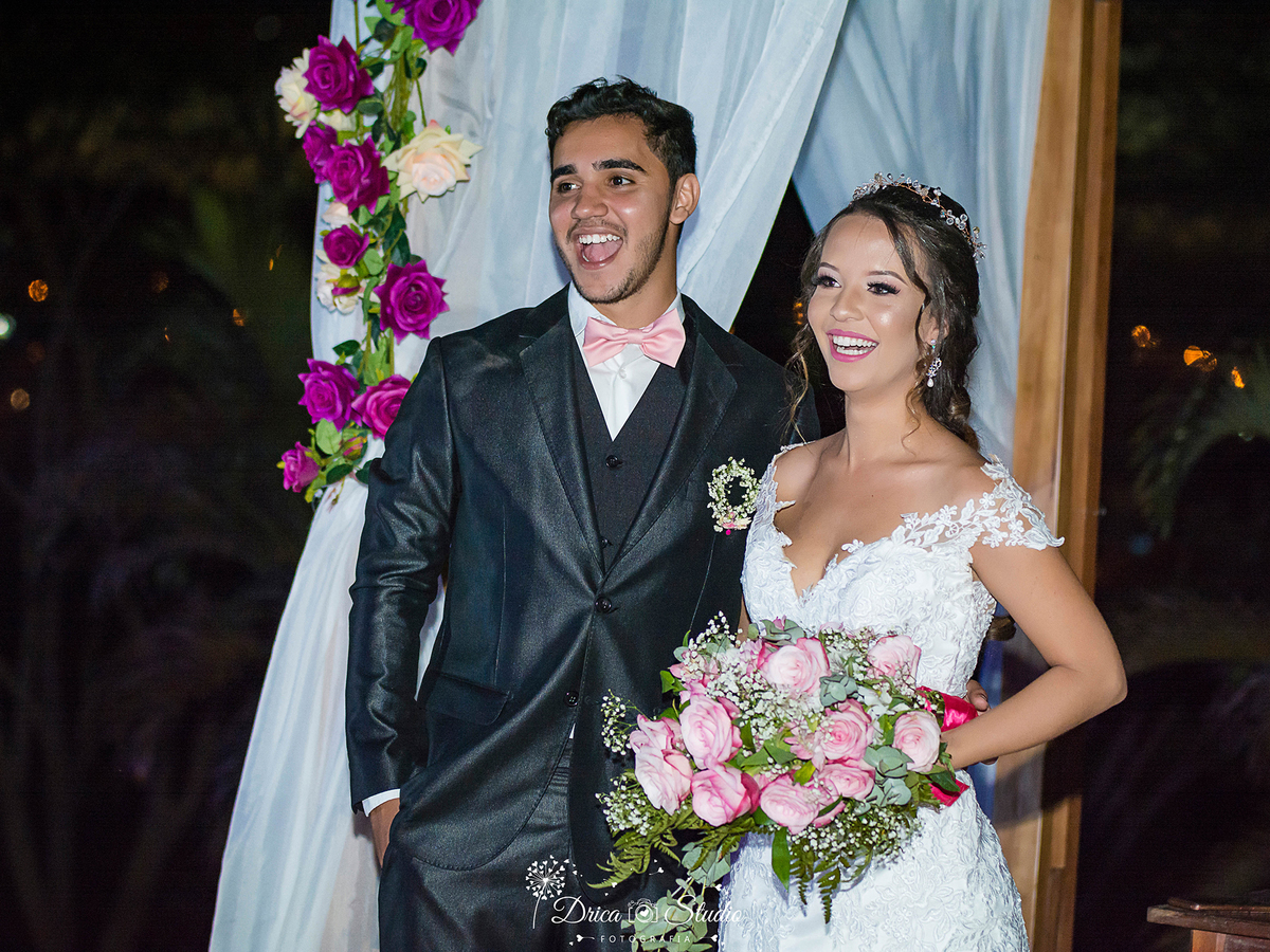 Decoração de casamento-Casamento em Xinguara-Pará- Fotografo de Casamento- Drica Studio Fotografia- Noivos sorridentes- cabana de flores- buque da Noiva- Fotografa de Casamento- melhor fotografa-final da cerimonia matrimonial
