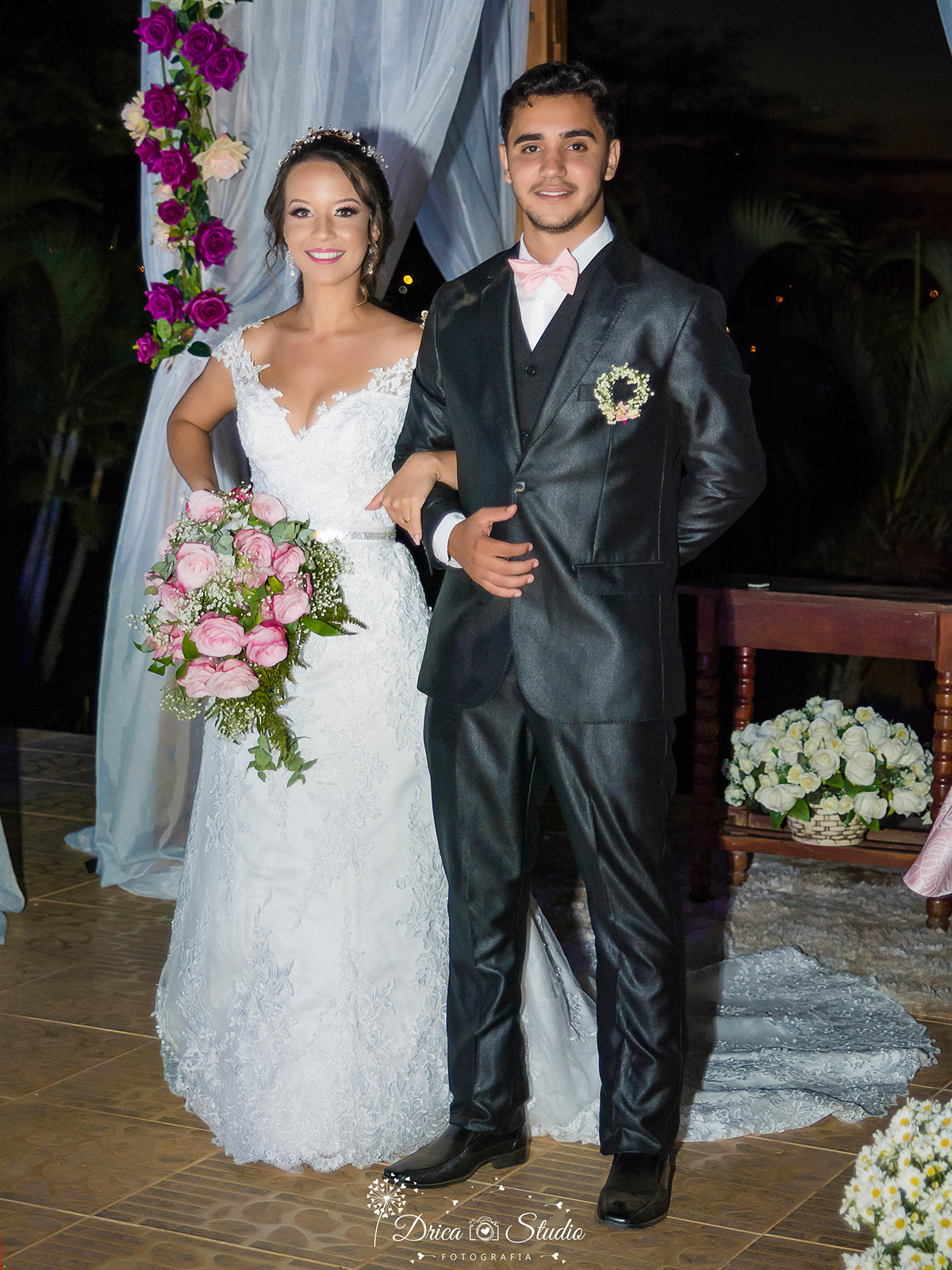 Decoração de casamento-Casamento em Xinguara-Pará- Fotografo de Casamento- Drica Studio Fotografia- Final da cerimônia de Casamento- noivos lindos- felizes- casamento ao ar livre- vestido de noiva- palito- Buque da noiva. fotografa em Xinguara. 