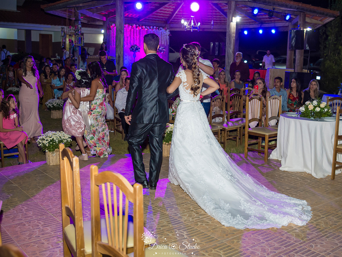 Decoração de casamento-Casamento em Xinguara-Pará- Fotografo de Casamento- Drica Studio Fotografia- recém casados- vestido lindo- noiva perfeita- cabelo da noiva- calda do vestido da noiva- saída dos noivos- festa de casamento- fotografa de casamento.