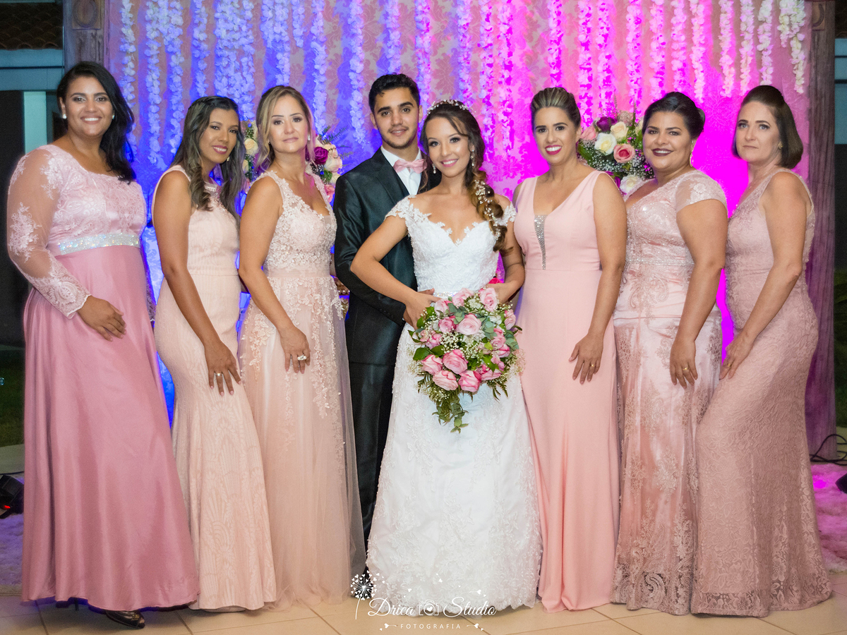 Decoração de casamento-Casamento em Xinguara-Pará- Fotografo de Casamento- Drica Studio Fotografia- Madrinhas padrão- noivo noiva e madrinhas-madrinhas vestindo salmão- dicas de madrinhas- buque da Noiva- festa de casamento. fotografa de casamento. 