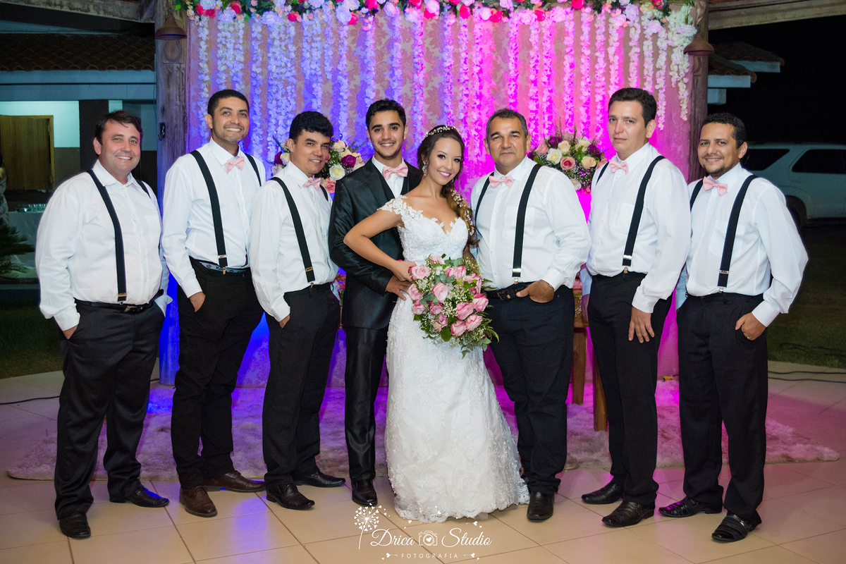 Casamento em Xinguara-Pará- Fotografo de Casamento- Drica Studio Fotografia-
Noivo e noiva com padrinhos- padrinhos padronizados- festa de casamento- padrinhos com gravata borboleta- padrinhos com suspensório-luz de decoração.