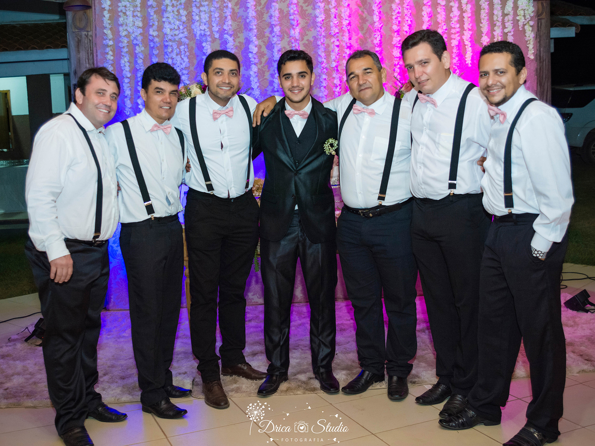 Casamento do Lucas -Casamento em Xinguara-Pará- Fotografo de Casamento- Drica Studio Fotografia- Noivo com Padrinhos- padrinhos padronizados- padrinhos de suspensório- gravata borboleta em padrinhos- Fotografo para casamento no Pará. festa de casamento.