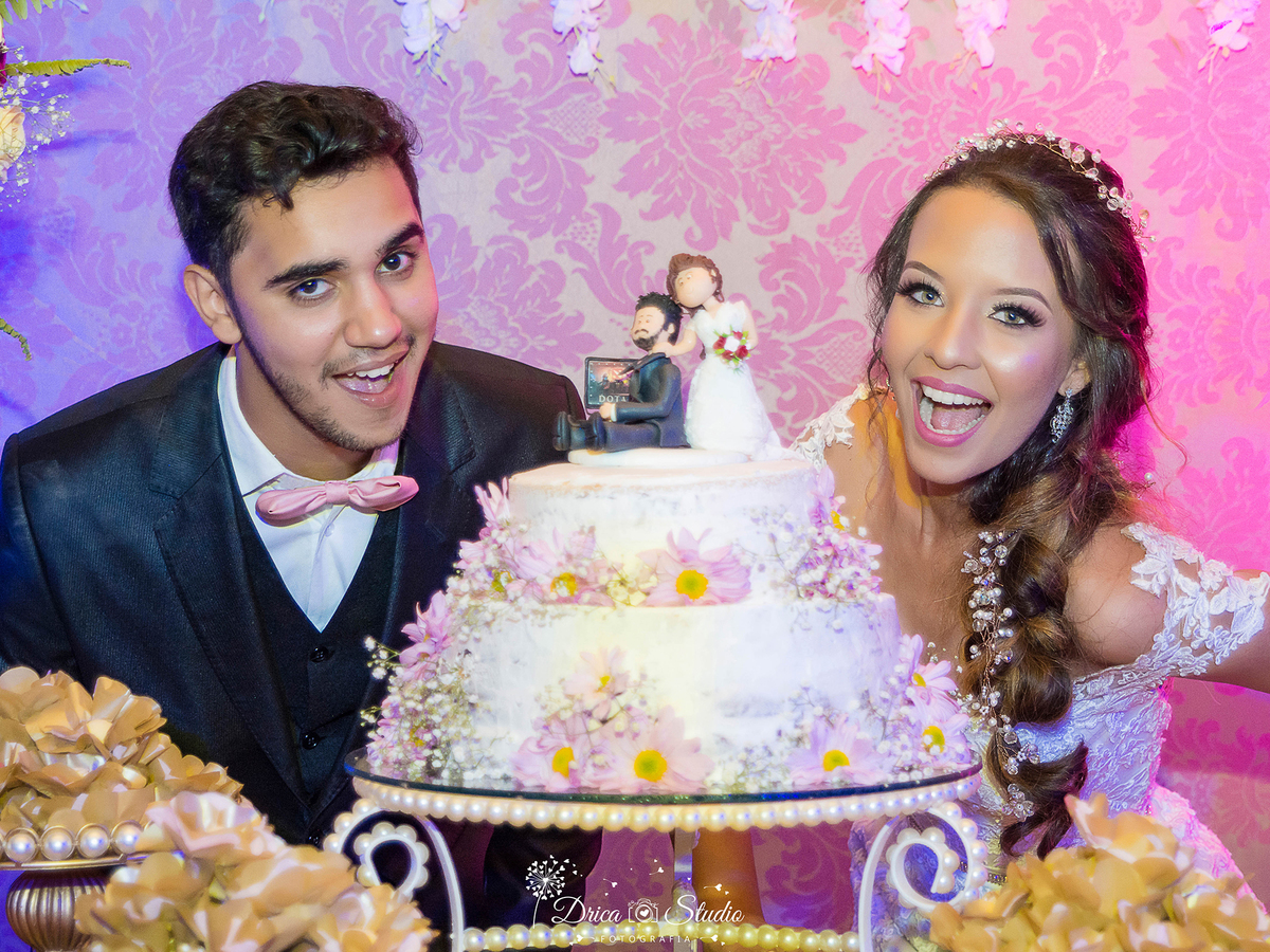 fotos de casamento- Decoração de casamento- Casamento em Xinguara-Pará- Fotografo de Casamento- Drica Studio Fotografia- noivos mordendo o Bolo, noivos de biscuit , linda noiva- bolo de cansamento em Xinguara- fotografa de casamento. 