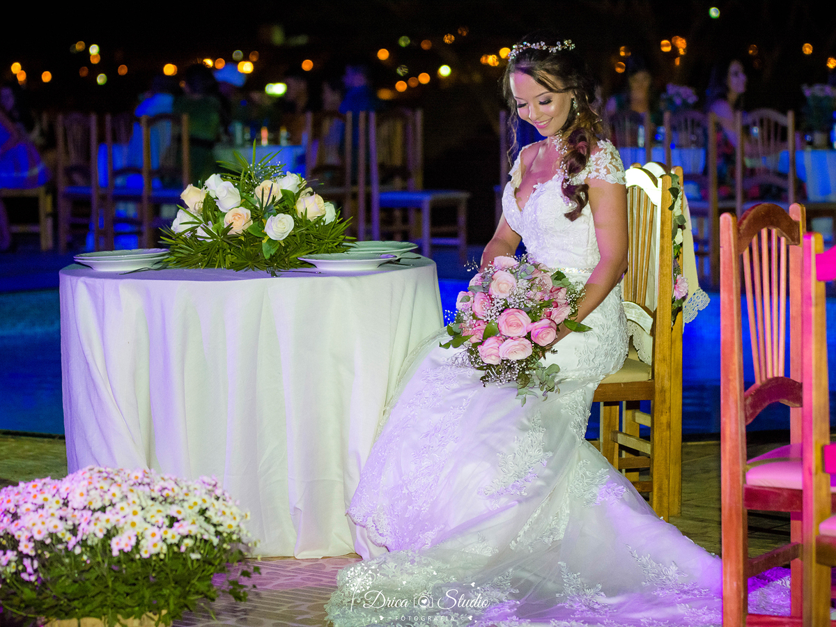 Noiva de casamento- linda noiva- foto da noiva sentada com Buque no colo- Noiva perfeita-Decoração de casamento-Casamento em Xinguara-Pará- Fotografo de Casamento- Drica Studio Fotografia- fotografa para casamento- Xinguara- Pará- iluminação perfeita. 