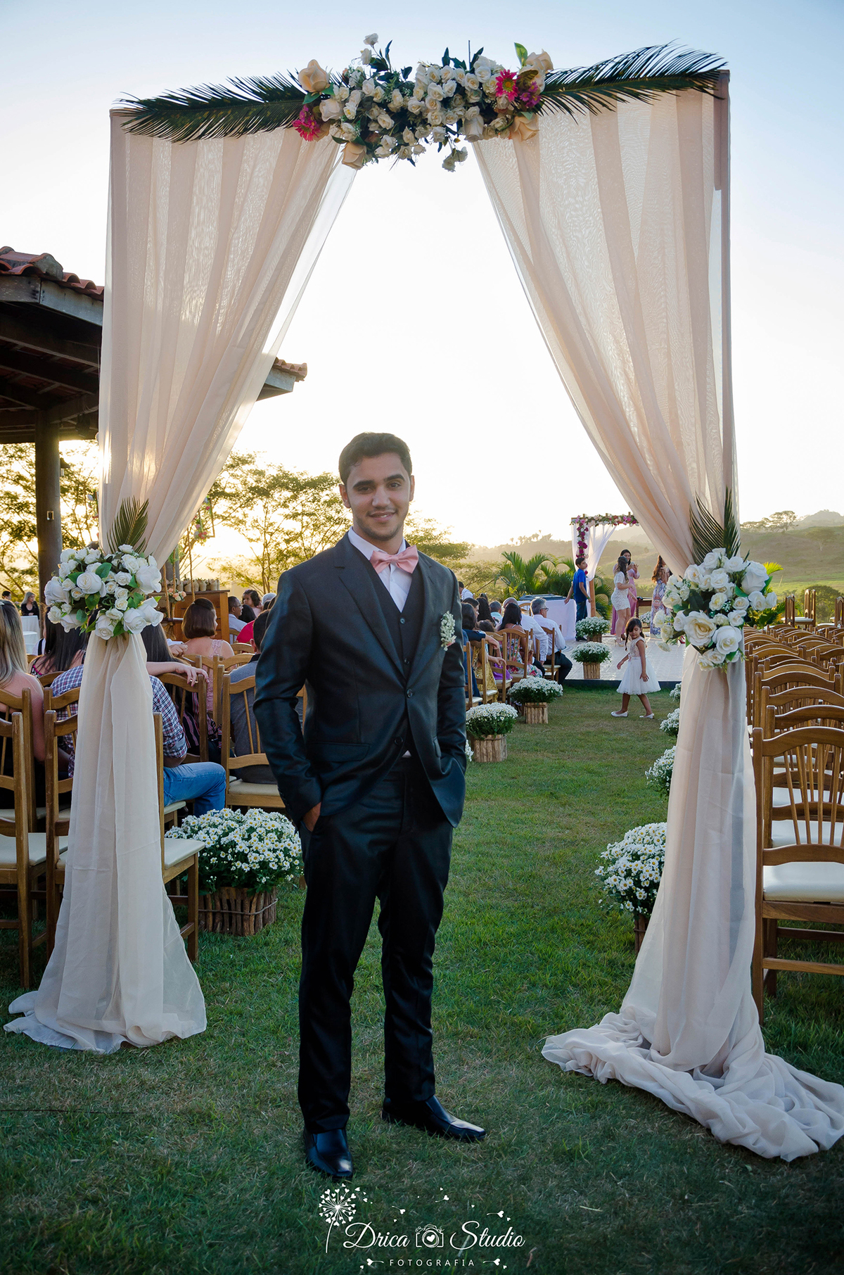Casamento do Lucas- Decoração de casamento-Casamento em Xinguara-Pará- Fotografo de Casamento- Drica Studio Fotografia- fotografa para casamento- Pará- Noivo a espera da Noiva- por do sol- arco e decoração- Queiroz.