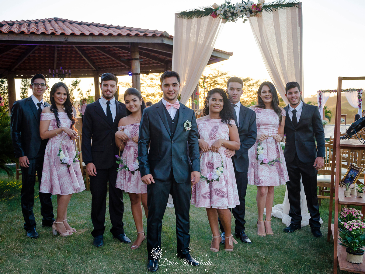 Noivo com padrinhos- dama de honra- Decoração de casamento-Casamento em Xinguara-Pará- Fotografo de Casamento- Drica Studio Fotografia- fotografa para casamento- Pará
Padrinhos padronizados- Xinguara- fotografa em Xinguara