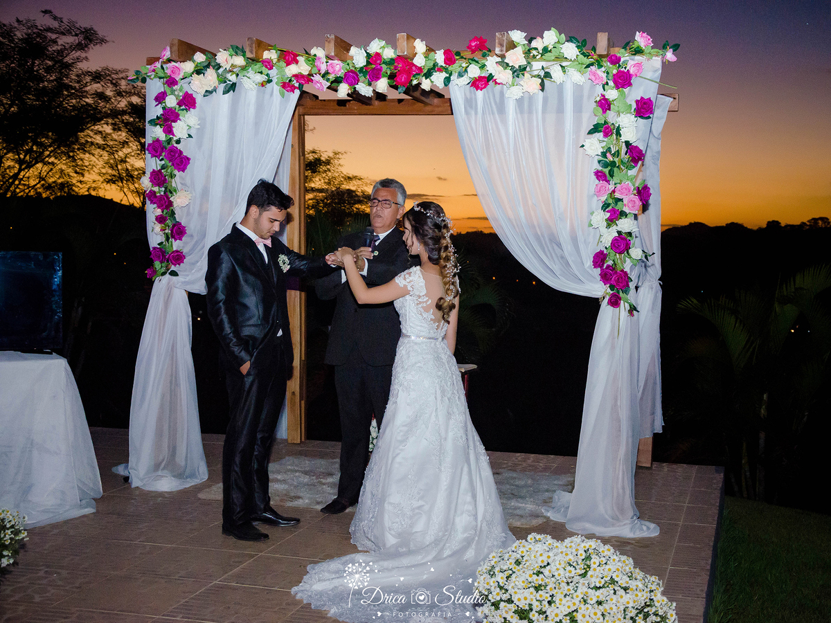 Decoração de casamento-Casamento em Xinguara-Pará- Fotografo de Casamento- Drica Studio Fotografia- fotografa para casamento- Pará- Casamento ao por do Sol- tenda de flores- juramento de casamento- oração de casamento- lindos noivos- foto de casamento.