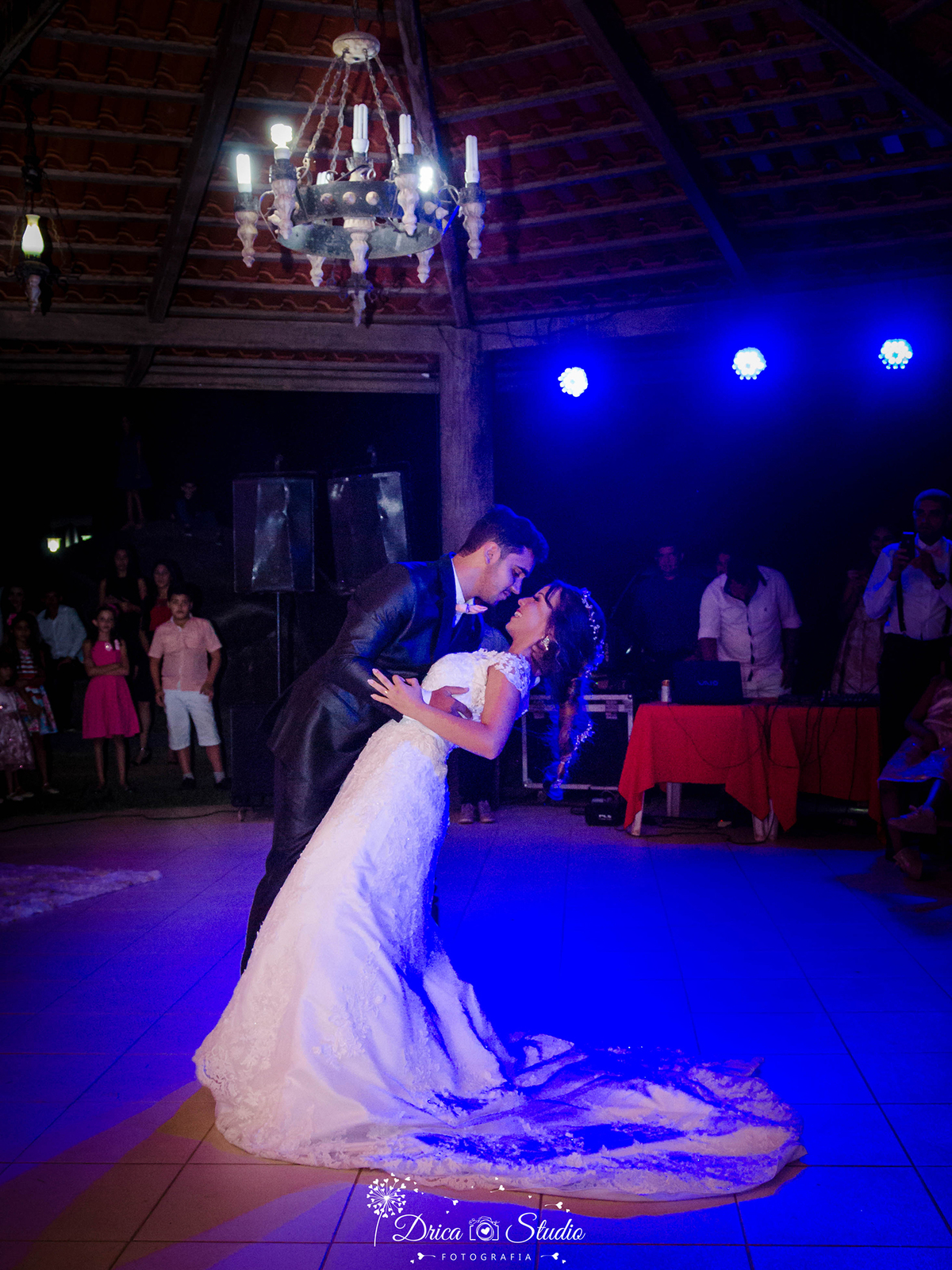 Casamento Lucas e Bruna- Decoração de casamento-Casamento em Xinguara-Pará- Fotografo de Casamento- Drica Studio Fotografia- fotografa para casamento- Pará- Iluminação de casamento- Luz azul- casal dançando- Valsa de Casamento- foto perfeita de casamento.