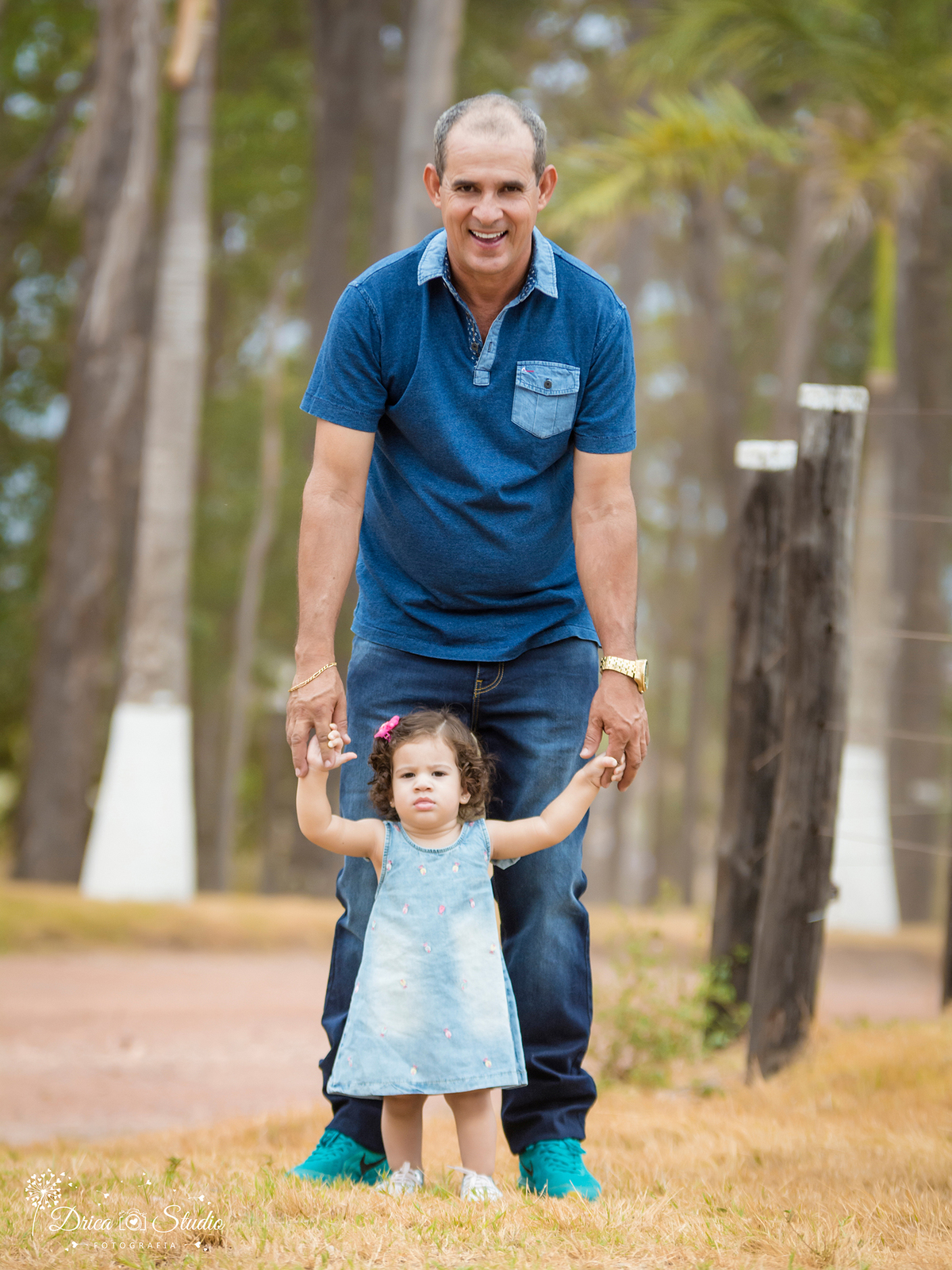 Ensaio- Valentina-com o papai- segurando ela-vestido jeans- eucalipto- Xinguara- Pará- ensaio infantil- ensaio externo- ensaio de família- grama- Fotógrafa- Drica Studio- Fotografia de família- fotografa em Xinguara-Smash The Cake.