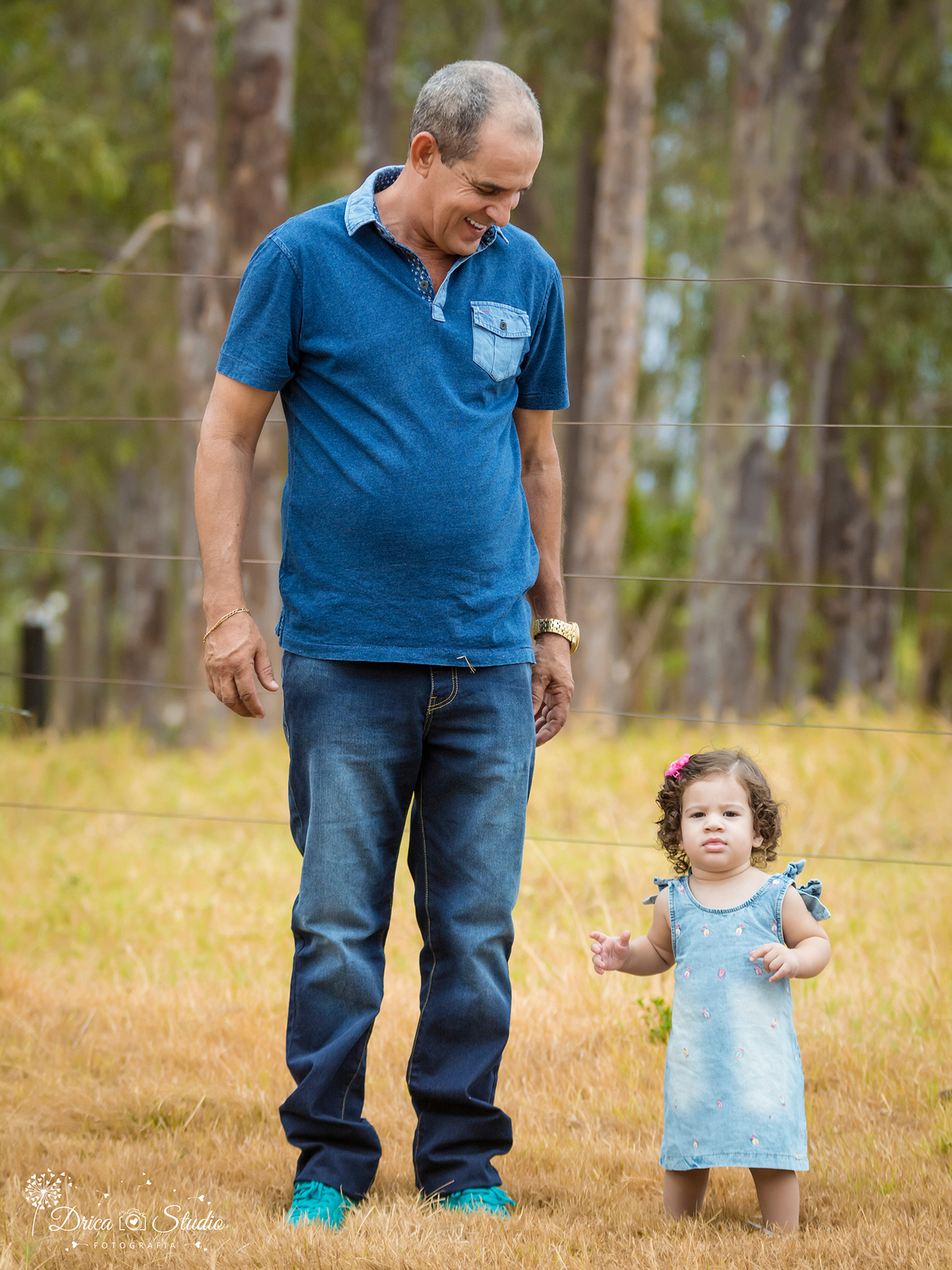 Ensaio- Valentina-com o papai- vestido jeans- eucalipto- Xinguara- Pará- ensaio infantil- ensaio externo- ensaio de família- grama- Fotógrafa- Drica Studio- Fotografia de família- fotografa em Xinguara-Smash The Cake.