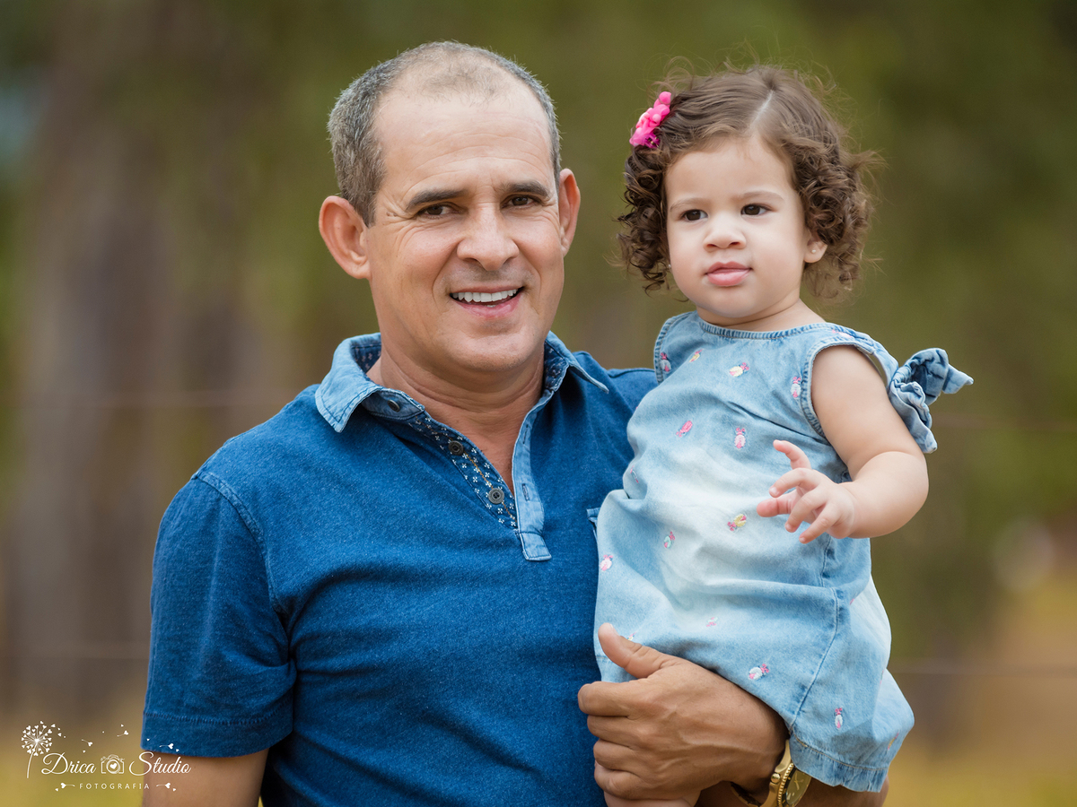 Ensaio- Valentina-com o papai- vestido jeans- Xinguara- Pará- ensaio infantil- ensaio externo- ensaio de família- grama- Fotógrafa- Drica Studio- Fotografia de família- fotografa em Xinguara-Smash The Cake.