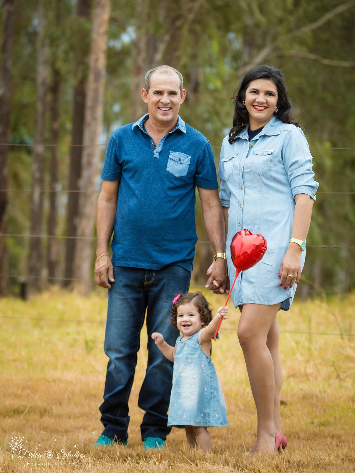 Ensaio-Valentina-com a mãe e pai-vestido jeans- Xinguara- Pará- ensaio infantil- ensaio externo- ensaio de família- grama- Fotógrafa- Drica Studio- Fotografia de família- fotografa em Xinguara-Smash The Cake.