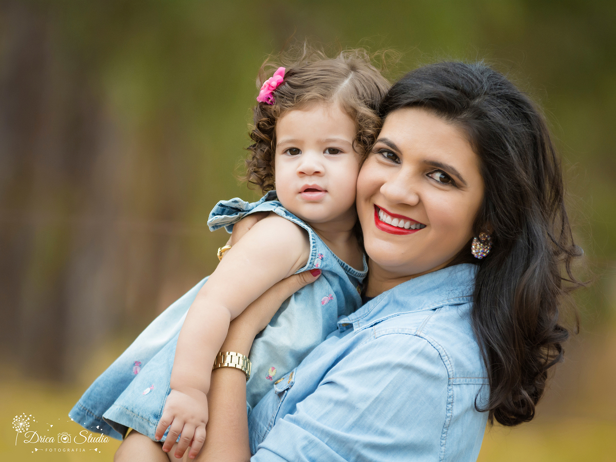 Valentina-com a mamãe- vestido jeans- Xinguara- Pará- ensaio infantil- ensaio externo- ensaio de família- grama- Fotógrafa- Drica Studio- Fotografia de família- fotografa em Xinguara-Smash The Cake.