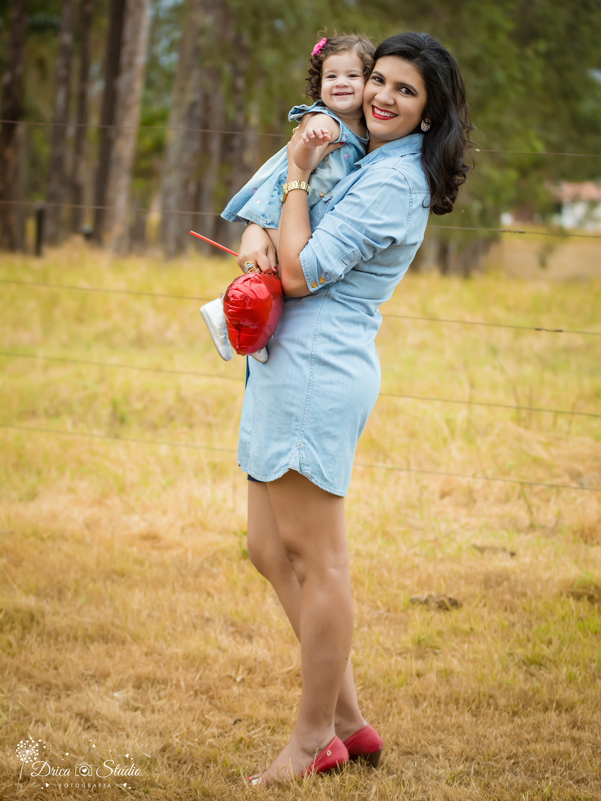 ensaio Valentina-com a mamãe- vestido jeans- mãe e filha- Xinguara- Pará- ensaio infantil- ensaio externo- ensaio de família- grama- Fotógrafa- Drica Studio- Fotografia de família- fotografa em Xinguara-Smash The Cake.