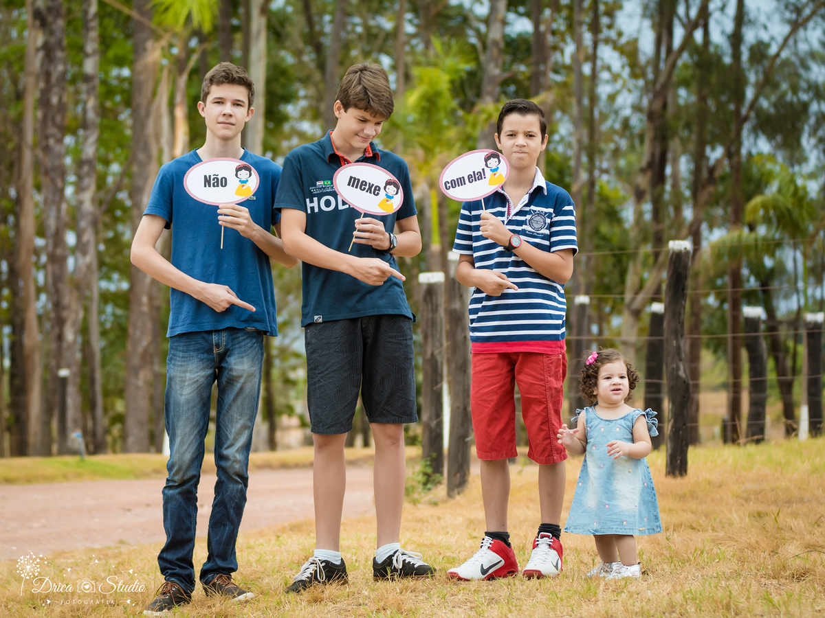 Acompanhamento- Valentina-com os irmãos-pê de caliptolite -plaquinhas-não mexa com ela-vestido jeans- Xinguara- Pará- ensaio infantil- ensaio externo- ensaio de família- grama- Fotógrafa- Drica Studio- Fotografia de família- fotografa em Xinguara.