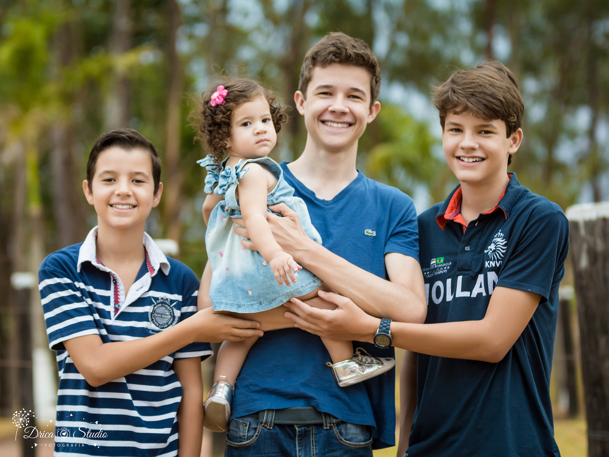 Acompanhamento- Valentina-com os irmãos vestido jeans- Xinguara- Pará- ensaio infantil- ensaio externo- ensaio de família- grama- Fotógrafa- Drica Studio- Fotografia de família- fotografa em Xinguara.