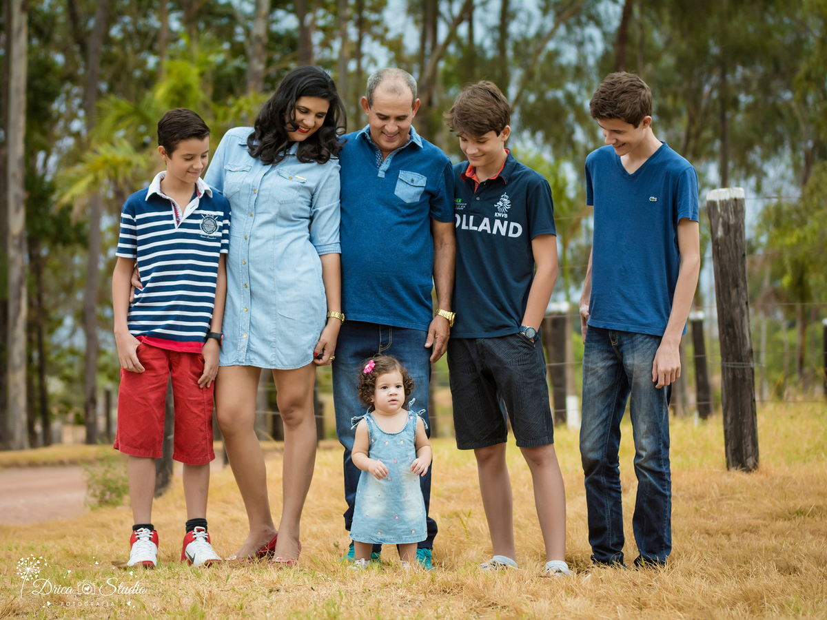 Acompanhamento- Valentina-com a família- vestido jeans- Xinguara- Pará- ensaio infantil- ensaio externo- ensaio de família- grama- Fotógrafa- Drica Studio- Fotografia de família- fotografa em Xinguara.