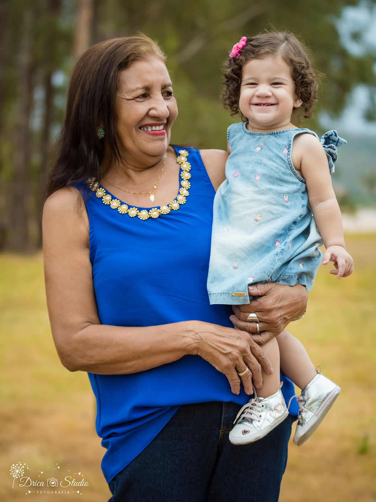  acompanhamento- Valentina-colo da avó- vestido jeans- Xinguara- Pará- ensaio infantil- ensaio externo- ensaio de família- grama- Fotógrafa- Drica Studio- Fotografia de família- fotografa em Xinguara.