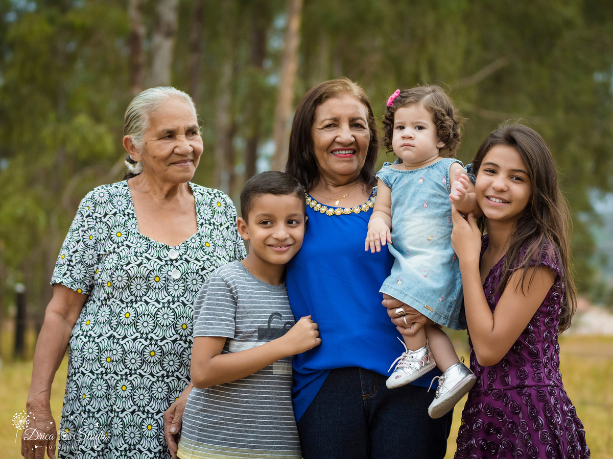  acompanhamento- Valentina-colo da avó--primos e biza- vestido jeans- Xinguara- Pará- ensaio infantil- ensaio externo- ensaio de família- grama- Fotógrafa- Drica Studio- Fotografia de família- fotografa em Xinguara.
