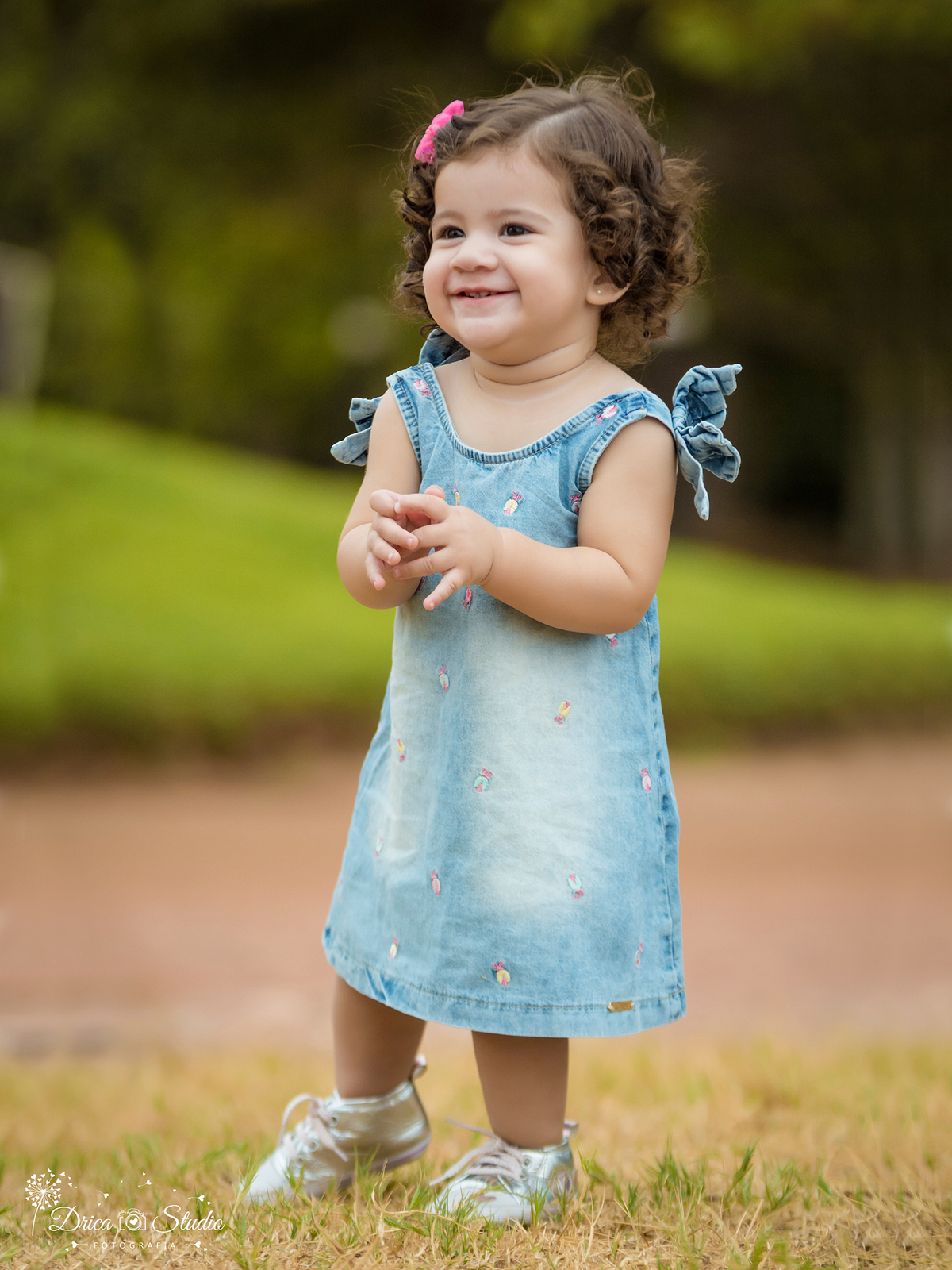  Smash the Cake- acompanhamento- Valentina-sorrindo- vestido jeans- Xinguara- Pará- ensaio infantil- ensaio externo- ensaio de família- grama- Fotógrafa- Drica Studio- Fotografia de família- fotografa em Xinguara.