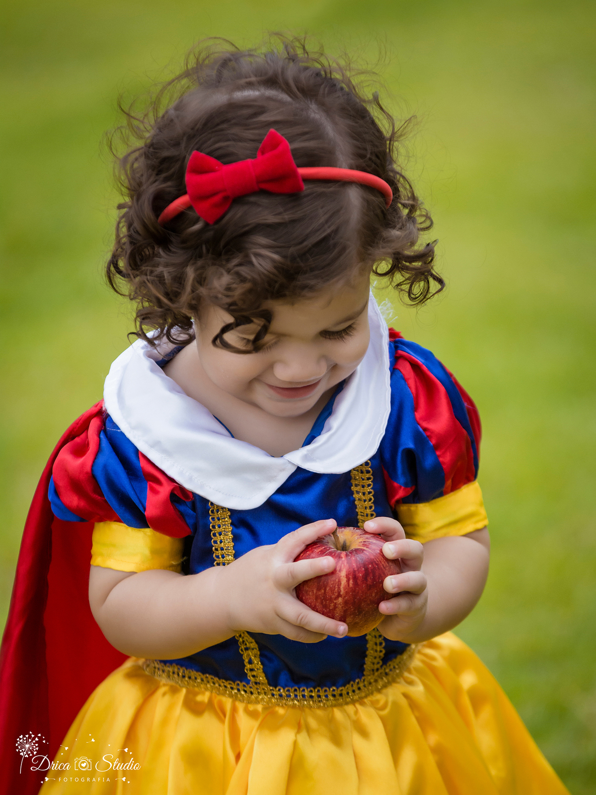  Smash the Cake-Branca de Neve- sorrindo-com a maçã nas mãos -Xinguara- Pará- ensaio infantil- ensaio externo- ensaio de família- contos de fada- bolo- Fotógrafa- Drica Studio- Fotografia de família.