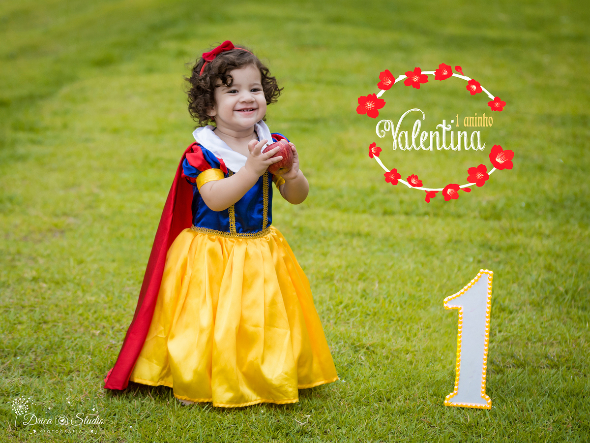 Valentina comemorando seu primeiro aninho com um Smash de branca de neve-Drica Studio- Fotografia- Smash the Cake-Xinguara- Pará Branca de Neve- ensaio infantil- ensaio externo- ensaio de família- contos de fada- bolo- amarelo- Maçã- primeiro aninho.
