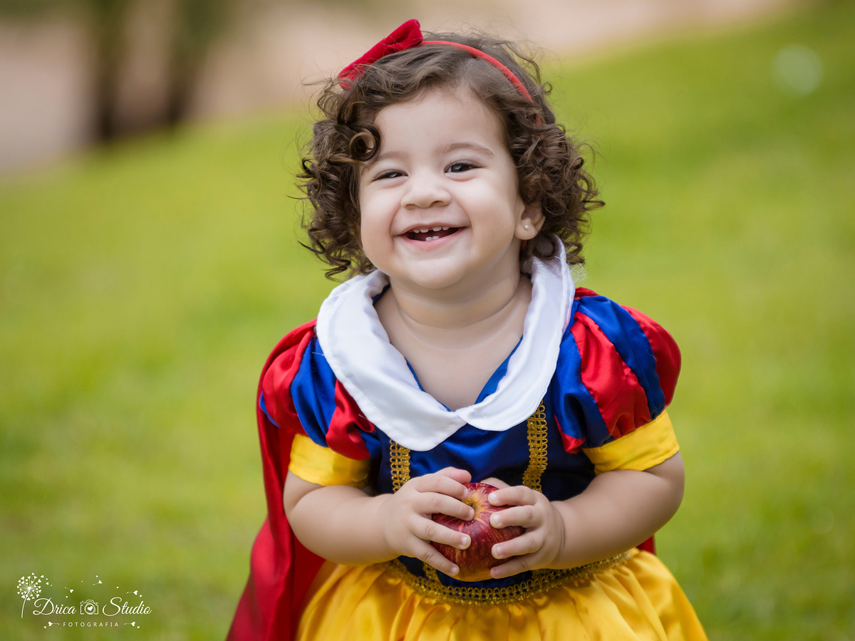  Smash the Cake-Branca de Neve- sorrindo-com a maçã-Xinguara- Pará- ensaio infantil- ensaio externo- ensaio de família- contos de fada- bolo- amarelo- Fotógrafa- Drica Studio- Fotografia de família-Princesa.