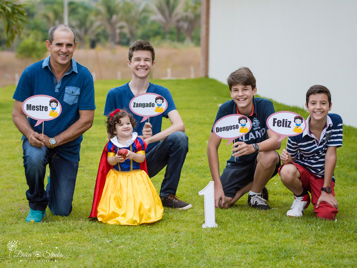  Smash the Cake- Branca de Neve- sorrindo-com a maçã- pai- irmãos- ciumento -Xinguara- Pará- ensaio infantil- ensaio externo- ensaio de família- contos de fada- bolo- amarelo- Fotógrafa- Drica Studio- Fotografia de família.