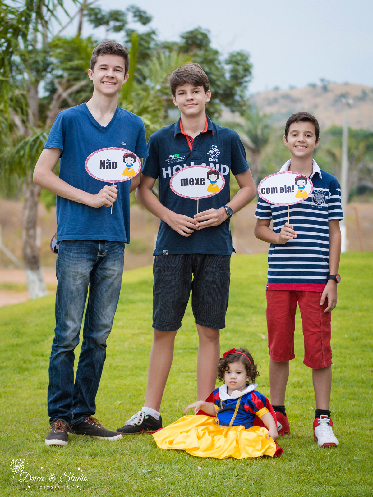  Smash the Cake- Branca de Neve- sorrindo- com os irmãos- sentada na grama-Xinguara- Pará- ensaio infantil- ensaio externo- ensaio de família- contos de fada- bolo- amarelo- Fotógrafa- Drica Studio- Fotografia de família.