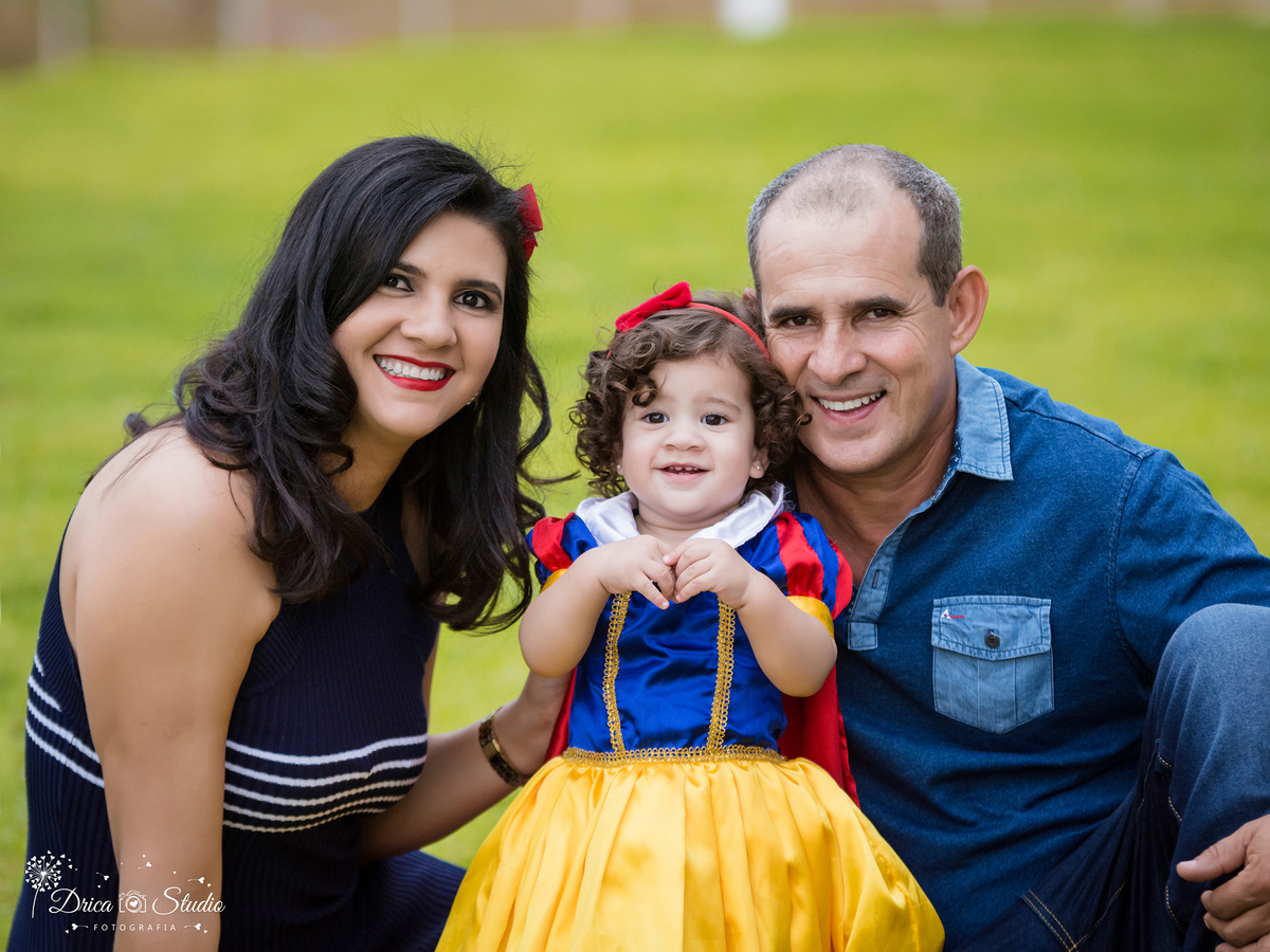  Smash the Cake-Branca de Neve- sorrindo-mãe -Pai -Xinguara- Pará- ensaio infantil- ensaio externo- ensaio de família- contos de fada- grama verde- amarelo- Fotógrafa- Drica Studio- Fotografia de família- fotografa em Xinguara-Família linda!