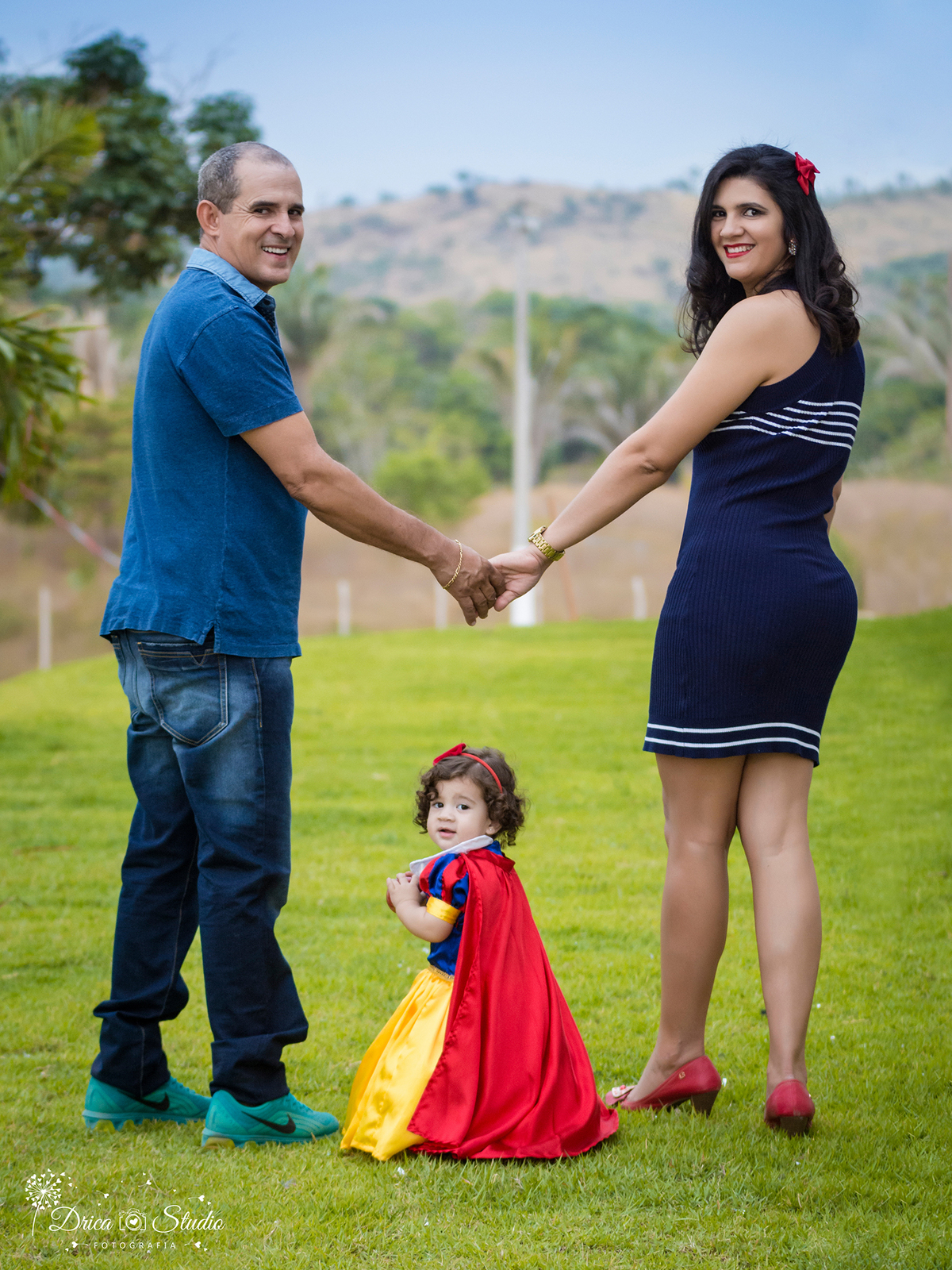  Smash the Cake- Branca de Neve- sorrindo-mãe -Pai - Xinguara- Pará- ensaio infantil- ensaio externo- ensaio de família- contos de fada- grama verde- amarelo- Fotógrafa- Drica Studio- Fotografia de família- fotografa em Xinguara- olhando para traz.