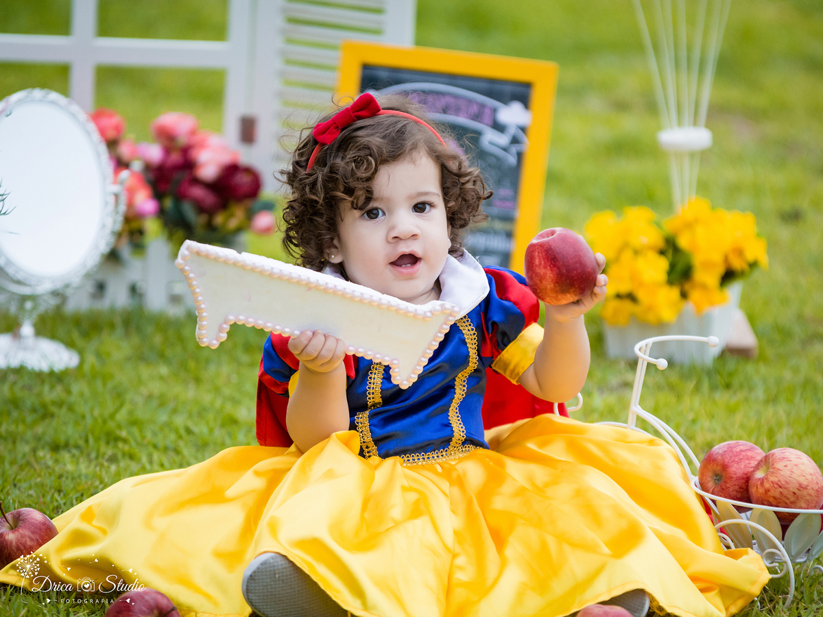  Smash the Cake-Branca de Neve- sorrindo-com o numero um-maçã -Xinguara- Pará- ensaio infantil- ensaio externo- ensaio de família- contos de fada- grama verde- amarelo- Fotógrafa- Drica Studio- Fotografia de família- fotografa em Xinguara.
