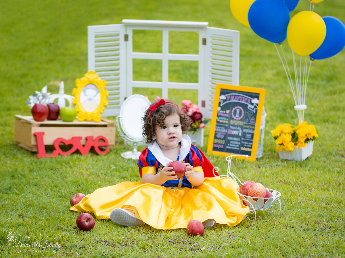  Smash the Cake-Branca de Neve- sorrindo-com um maçã -Xinguara- Pará- ensaio infantil- ensaio externo- ensaio de família- contos de fada- grama verde- amarelo- Fotógrafa- Drica Studio- Fotografia de família- fotografa em Xinguara- cenário- lindo. 