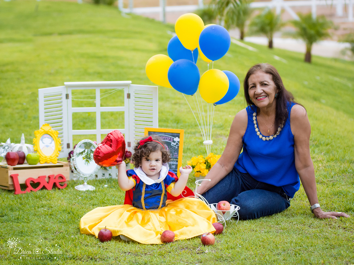  Smash the Cake- Branca de Neve- sorrindo-com a Vó -Xinguara- Pará- ensaio infantil- ensaio externo- ensaio de família- contos de fada- grama verde- amarelo- Fotógrafa- Drica Studio- Fotografia de família- fotografa em Xinguara- cenário- lindo. 