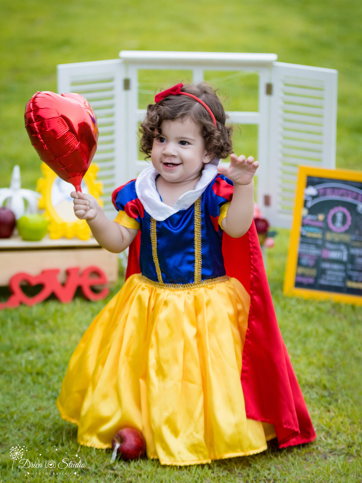  Smash the Cake- Branca de Neve- sorrindo-com balão vermelho -Xinguara- Pará- ensaio infantil- ensaio externo- ensaio de família- contos de fada- grama verde- amarelo- Fotógrafa- Drica Studio- Fotografia de família- fotografa em Xinguara- cenário- lindo. 