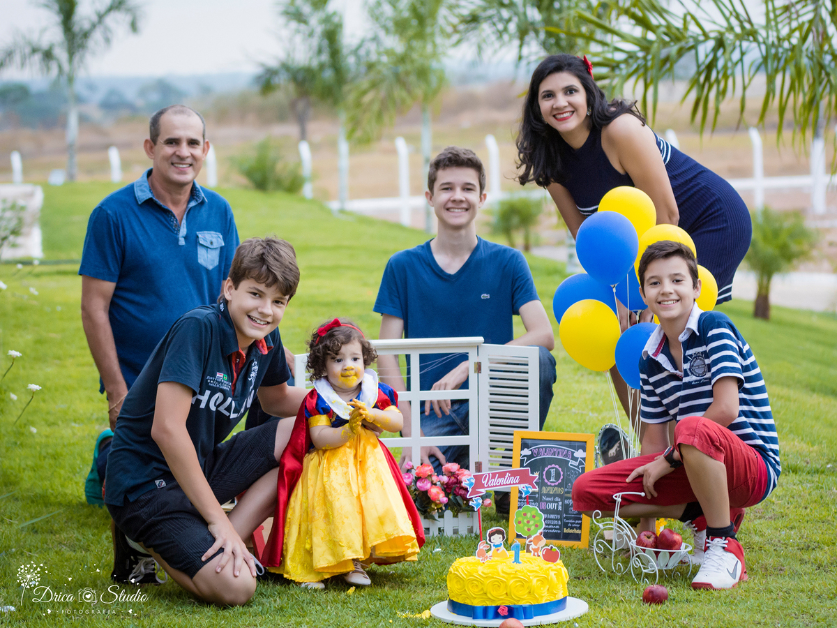 Smash the Cake-Externo-Branca de Neve-Drica Studio-Fotógrafo em Xinguara- Fotógrafo de Família-Fotógrafa infantil-Acompanhamento-Xinguara-Pará-Fotógrafa-Bolo-maçã- toda a família reunida finalizando Smash the Cake da Valentina que está de branca de neve.