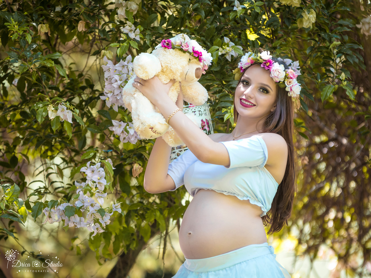 Ensaio de gestante-Coro de flor-Fotógrafa de gestante em Xinguara-Pará-Drica Studio Fotografia-Book de gestante-ensaio externo- gravida e linda-fotógrafa de família- fotografa em Xinguara-maternidade-esperando Clara- mãe de menina-Urso-flores e folhas.