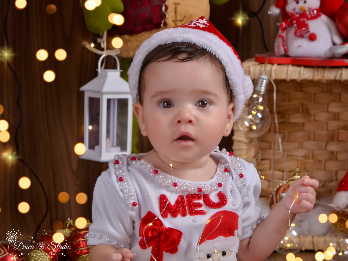 Ensaio de Natal- Presente de Natal- Meu Primeiro Natal-Fotografa de família-segurando pisca pisca-newborn-sessão de Natal-infantil-acompanhamento-Drica Studio fotografia-fotógrafa em Xinguara-Fotografa de bebês-Pará.