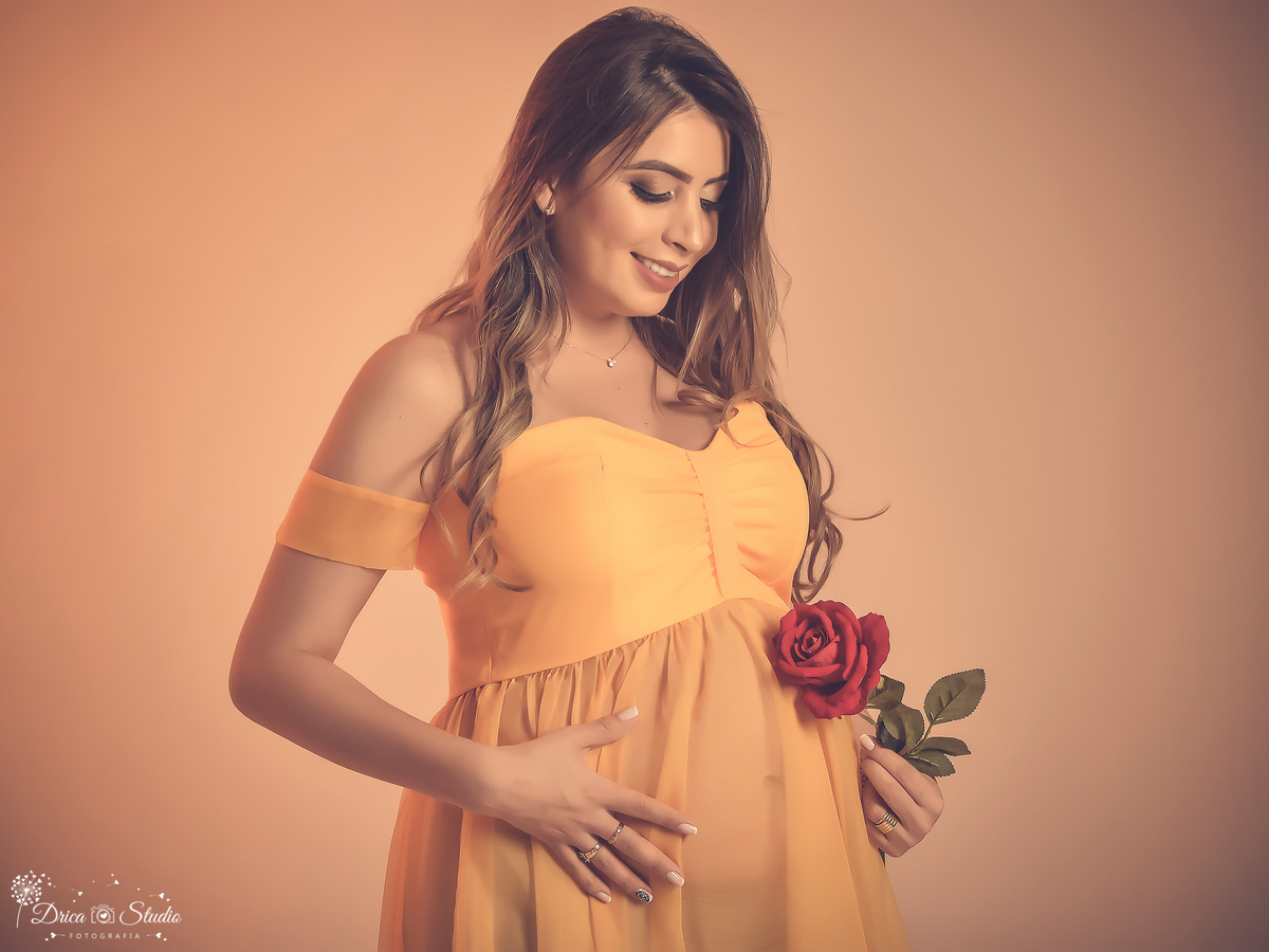 Ensaio de gestante-Gravida-Linda-Princesa-Bela-Vestido amarelo-Fotógrafa de gestante-Book de gestante-ensaio em estúdio-maternidade-gravidiva- à espera do Heitor- rosa vermelha-Drica Studio Fotografia-Xinguara-Pará-melhor fotógrafa.