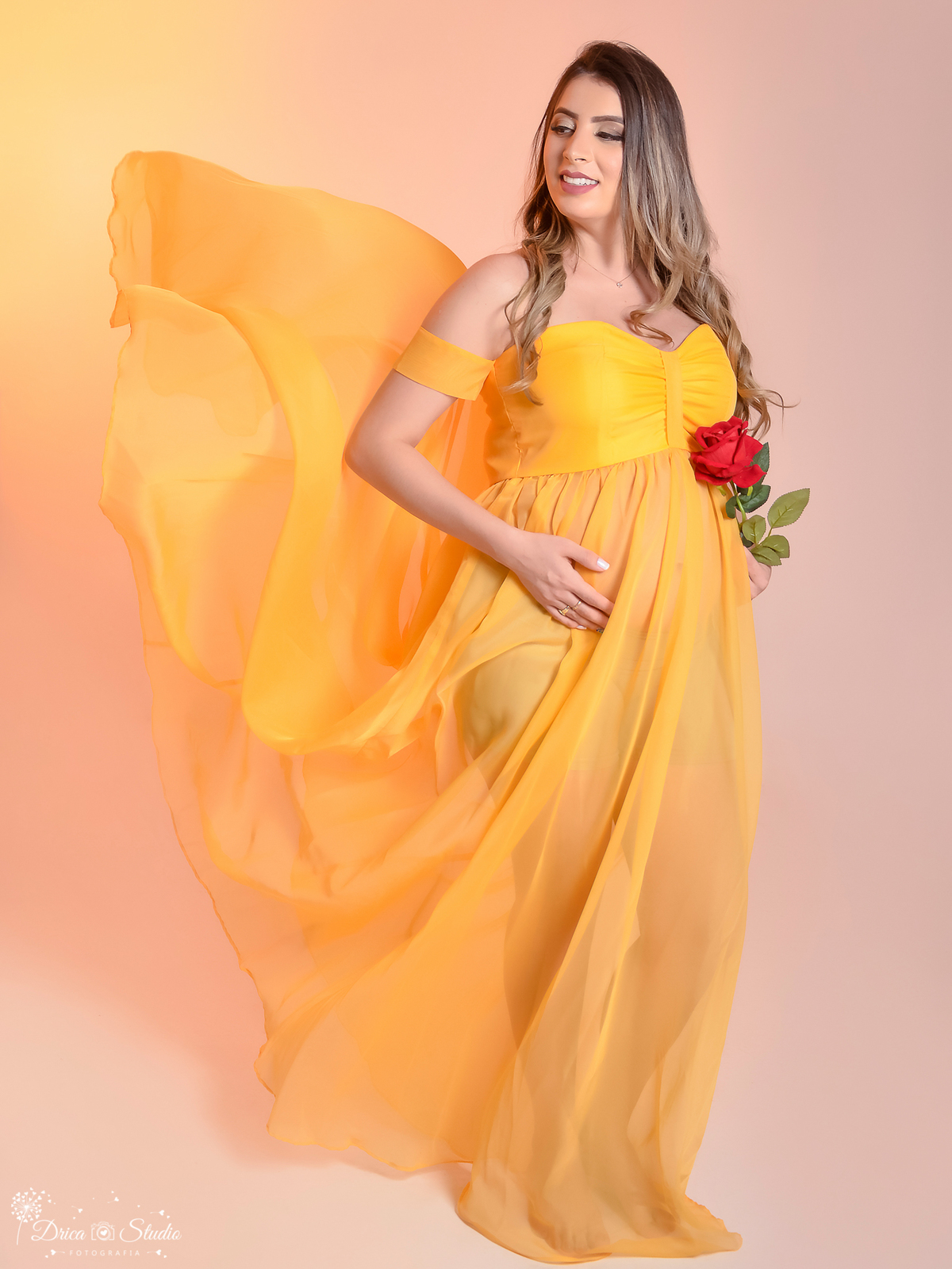 Ensaio de gestante-Gravida-Linda-Princesa Bela-Vestido amarelo-ensaio encantador-Fotógrafa de gestante-Book de gestante-ensaio em estúdio-maternidade-gravidiva- à espera do Heitor- rosa vermelha-Drica Studio Fotografia-Xinguara-Pará-melhor fotógrafa.