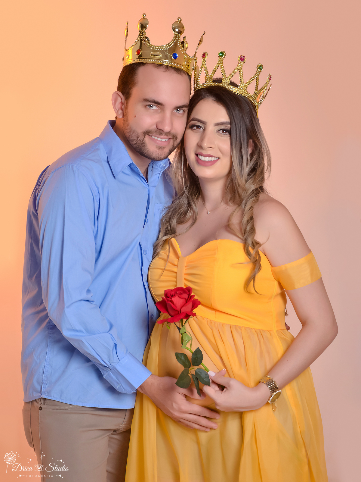 Ensaio de gestante-Gravida-Linda-Princesa-Bela e a Fera-Vestido amarelo-Fotógrafa de gestante-Book de gestante-ensaio em estúdio-maternidade-gravidiva- à espera do Heitor- rosa vermelha-Drica Studio Fotografia-Xinguara-Pará-melhor fotógrafa.