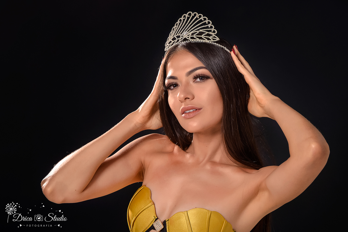 ensaio fotográfico-candidata a miss Pará-elegância-simpatia-beleza-coroa miss-biquine amarelo-fundo preto-advogada-Fabrícia Lima-Book Estúdio-fotografa em Xinguara-melhor fotografa-Drica Studio Fotografia.