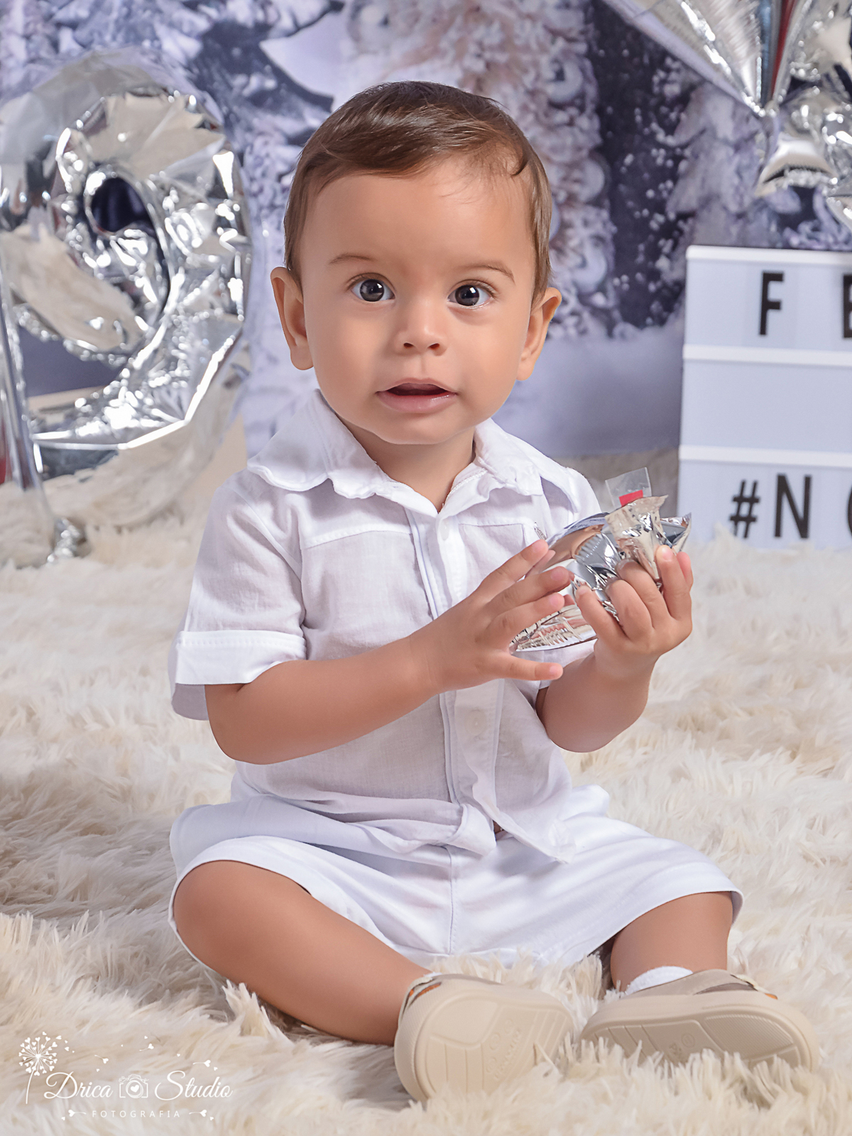 Ensaio infantil-Ano Novo-cenário 2019- réveillon 2019-Book-lindo-bebê de branco-feliz-balão prata-acompanhamento-balões prata--ensaio de criança-estúdio infantil- Fotografa de família-Mamãe bebê-Fotografa em Xinguara- Drica Studio Fotografia-Pará.