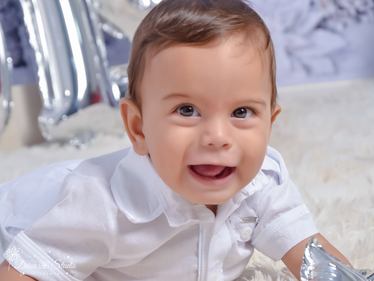 Ensaio infantil-Ano Novo-cenário 2019- réveillon 2019-Book-lindo-bebê de branco-feliz-acompanhamento-balões prata-ensaio de criança-estúdio infantil- Fotografa de família-Mamãe bebê-Fotografa em Xinguara- Drica Studio Fotografia-Pará.