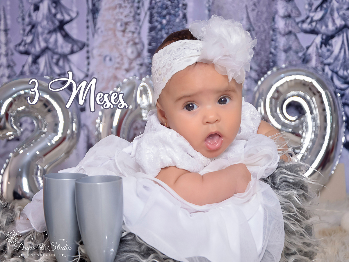 Ensaio infantil-Ano Novo-cenário 2019- réveillon 2019-Book-lindo-bebê no cesto-taça prata-acompanhamento-balões prata-ensaio de criança-estúdio infantil- Fotografa de família-Mamãe bebê-Fotografa em Xinguara- Drica Studio Fotografia-Pará.