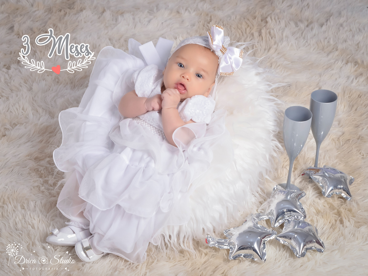 Ensaio infantil-Ano Novo-cenário 2019- réveillon 2019-Book-bebê de branco-linda-olhos azuis- cesto branca-acompanhamento-ensaio mês a mês-ensaio de criança-estúdio infantil-Newborn, Fotografa de família-Fotografa em Xinguara-Drica Studio Fotografia-Pará.